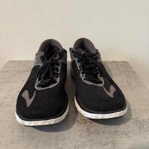 Brooks PureFlow 6 running shoes in black Size 6.5